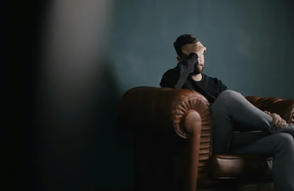 Persona en un momento introspectivo